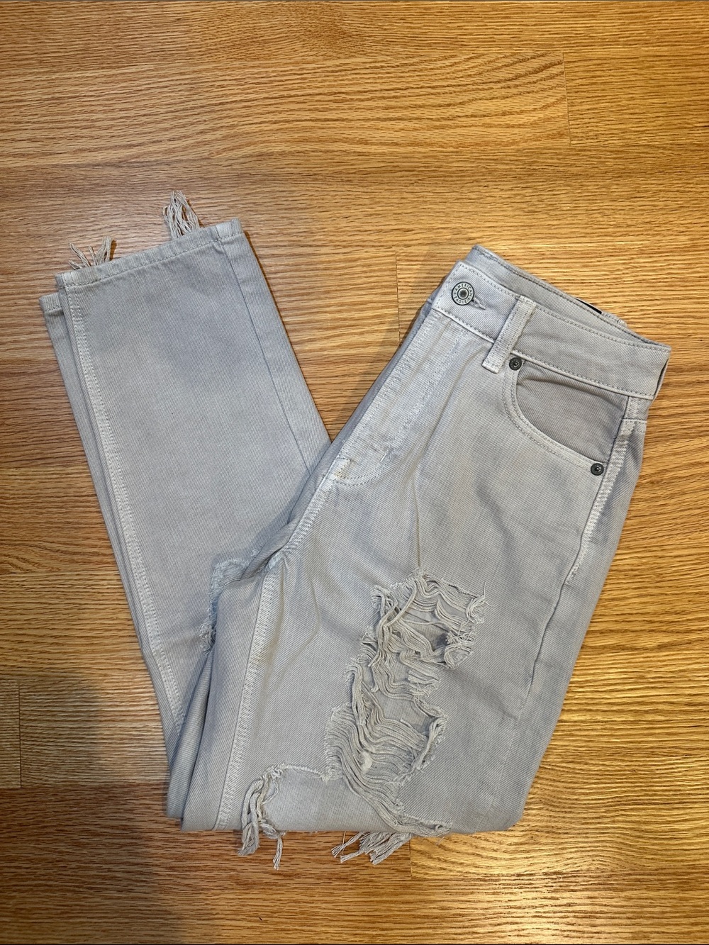 American Eagle Light Gray Distressed High-Waisted Mom Jeans - 2 Short